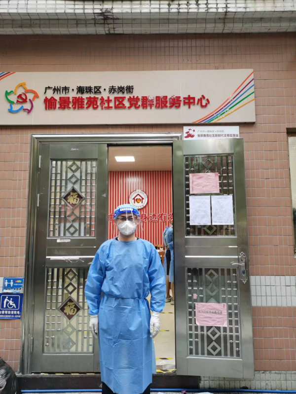 4.研究院邹祥波协助开展全员核酸检测，主要负责查验健康码、分流引导人群、维持现场秩序、帮扶困难群众等工作.jpg
