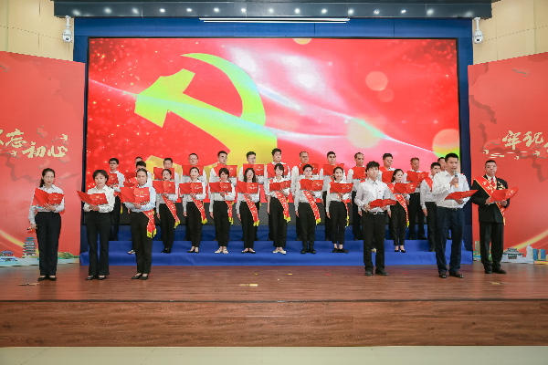6.惠州探花av
组织市属国企党员领导干部集体过“政治生日”.jpg